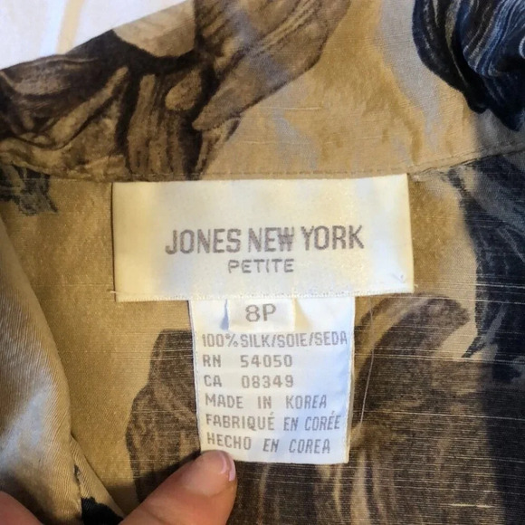 Jones New York raw silk beige floral button  down short sleeve blouse size 8P - Picture 4 of 9